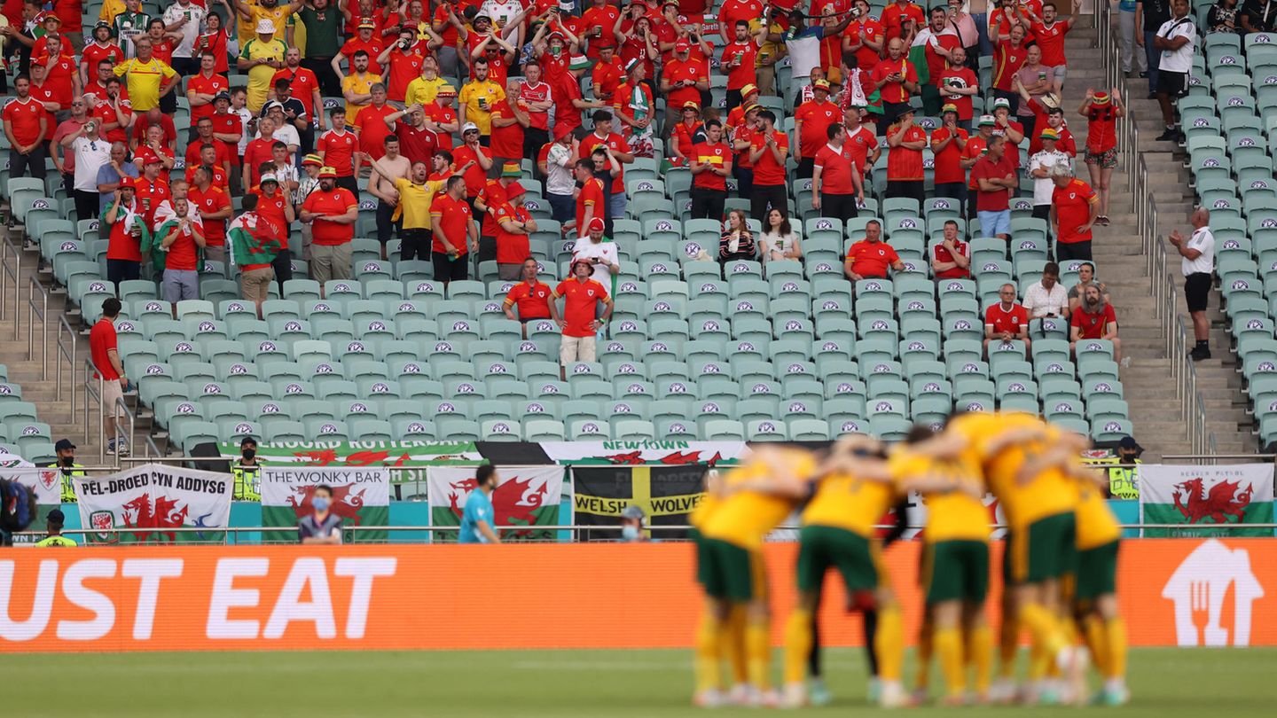 Fußball ist auch in Aserbaidschan ein Instrument zur Imagepflege. Die Europaspiele 2015, seit 2016 die Formel 1 oder das Europa-League-Finale 2019 lenken Aufmerksamkeit auf Baku. Dass die Uefa auf Zuschauer in den Stadien pochte, war für die Hauptstadt am Kaspischen Meer kein Problem. Es kam ihr sogar entgegen. Es gibt nur ein Problem: In Baku waren bislang offenbar nie alle zugelassen Zuschauer im Stadion, weil die Anreise für die Fans aus Wales oder Schweiz viel zu weit ist. Das passt so gar nicht in das Bild einer angeblich heilen Fußball-Welt.