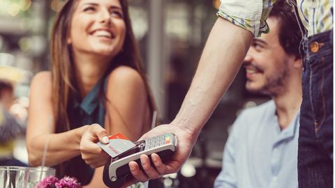 Selbst nur ein Drink lässt sich heute mancherorts bargeldlos bezahlen