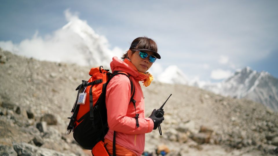 Tsang Yin-Hung hat einen neuen Rekord aufgestellt: Die Bergsteigern aus Hongkong hat den Gipfel des Mount Everests in weniger als 26 Stunden erreicht.