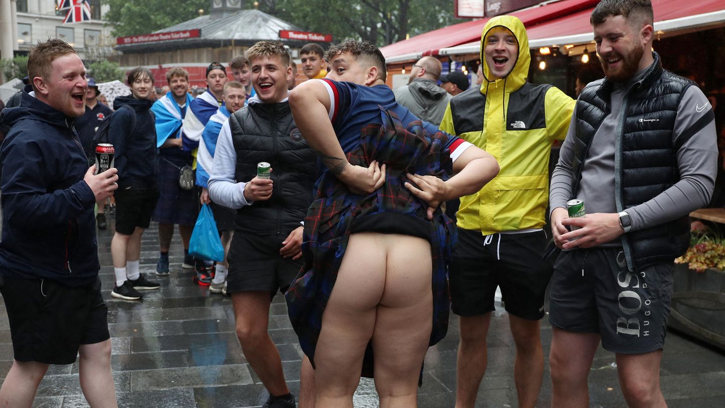 Schottischer Fan zeigt seinen nackten Hintern