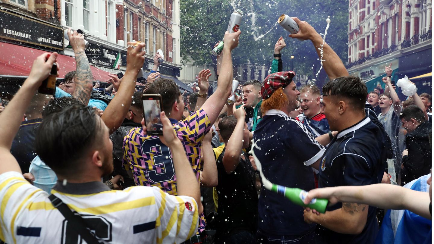 Schottische Fans spendieren sich eine Bierdusche