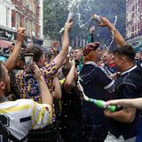 Schottische Fans spendieren sich eine Bierdusche