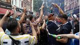 Schottische Fans spendieren sich eine Bierdusche