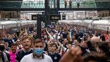Schottische Fans strömen aus einem Zug im Bahnof King's Cross