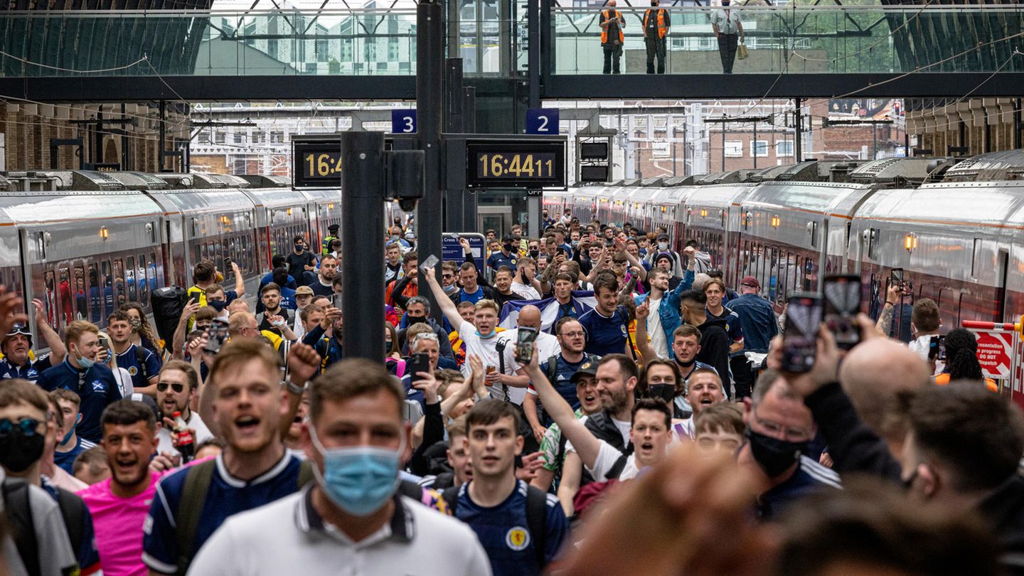 Schottische Fans strömen aus einem Zug im Bahnof King's Cross