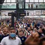 Schottische Fans strömen aus einem Zug im Bahnof King's Cross
