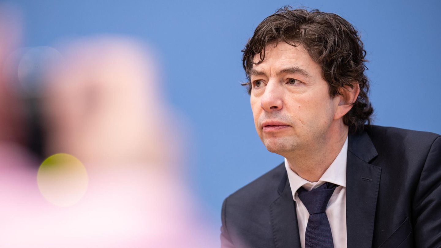 Christian Drosten mit konzentriertem Blick