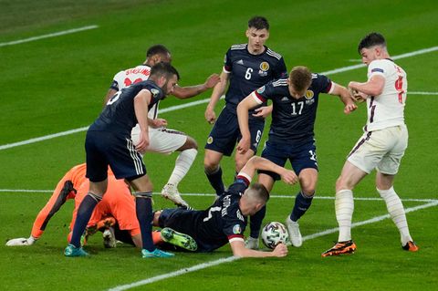 Aufopferungsvoll kämpfende Schotten verhindern ein Tor der Engländer