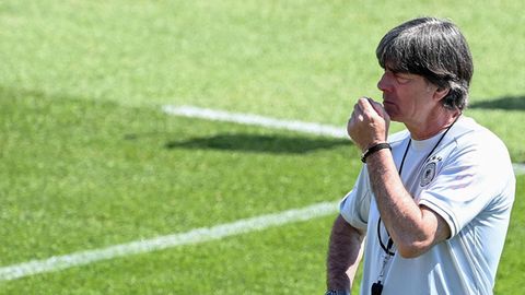 Joachim Löw in hellem DFB-Shirt auf dem Trainingsplatz