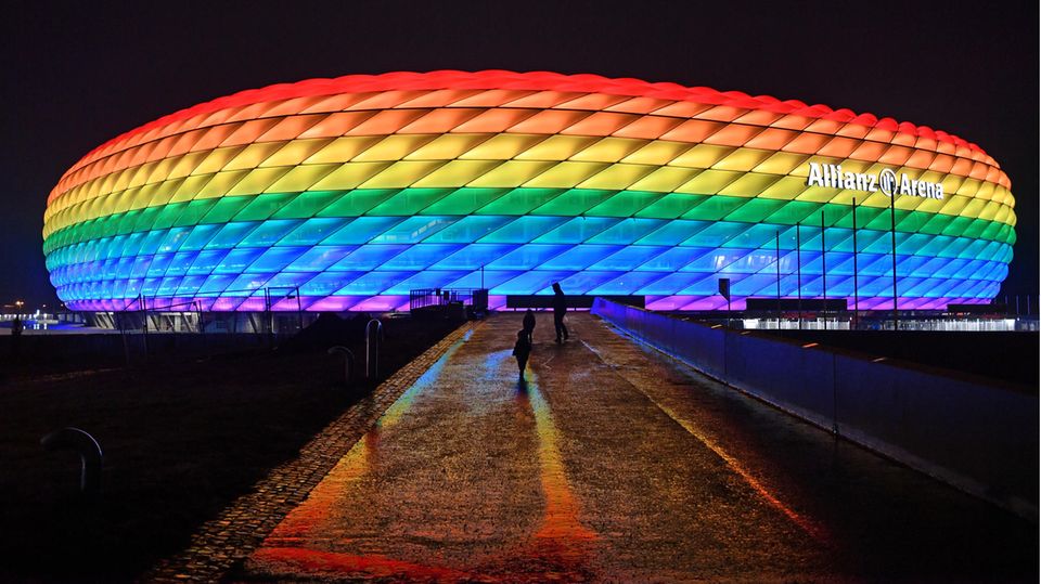 Die Münchner Allianz-Arena erstrahlt in Regenbogenfarben