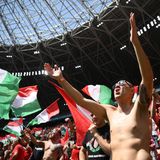 Ungarische Fans machen Stimmung im Stadion von Budapest
