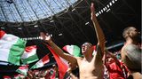 Ungarische Fans machen Stimmung im Stadion von Budapest