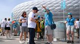 Fan-Wegweiser vor der Münchner EM-Arena