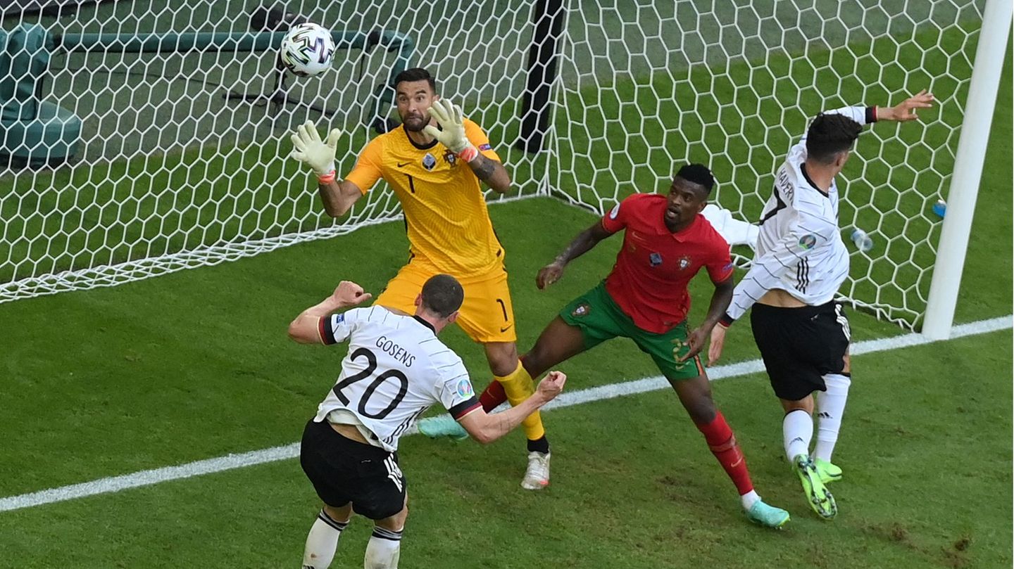 Robin Gosens  köpft zum 4-1 gegen Portugal ein