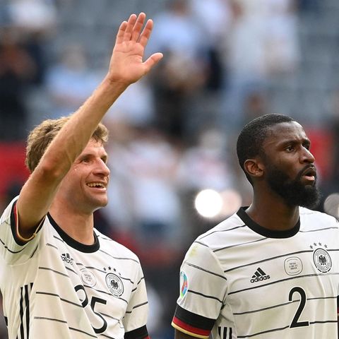 Thomas Müller und Antonio Rüdiger nach dem EM-Sieg gegen Portugal