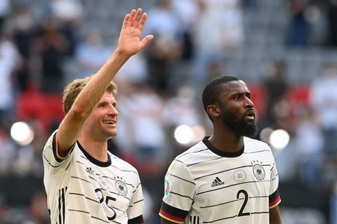 Thomas Müller und Antonio Rüdiger nach dem EM-Sieg gegen Portugal