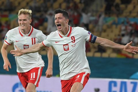 Robert Lewandowski feiert seinen Ausgleichstreffer gegen Spanien