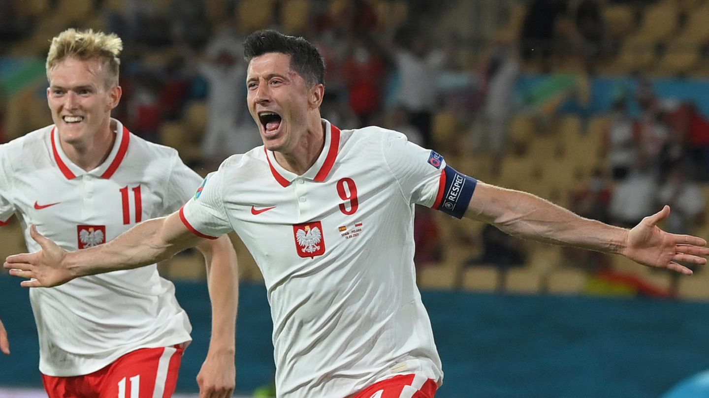 Robert Lewandowski feiert seinen Ausgleichstreffer gegen Spanien