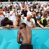Antonio Rüdiger spricht nach dem Spiel mit deutschen Fans, die ganz zufrieden mit ihm zu plauschen scheinen