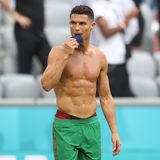 Ronaldo zeigt nach dem Spiel gegen Deutschland seinen Oberkörper und knabbert aus lauter Frust an seiner Kapitänsbinde.