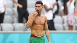 Ronaldo zeigt nach dem Spiel gegen Deutschland seinen Oberkörper und knabbert aus lauter Frust an seiner Kapitänsbinde.