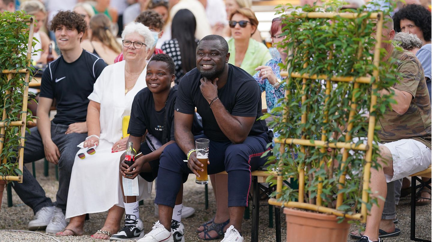Der frühere Nationalspieler Gerald Asamoah genießt das Spiel  mit einem Bier beim Public Viewing in Düsseldorf
