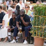 Der frühere Nationalspieler Gerald Asamoah genießt das Spiel  mit einem Bier beim Public Viewing in Düsseldorf