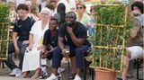 Der frühere Nationalspieler Gerald Asamoah genießt das Spiel  mit einem Bier beim Public Viewing in Düsseldorf