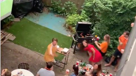 EM-Spiel der Niederlande: Fußball-Übertragung mit 20 Sekunden Vorsprung: Oranje-Fans legen ihre Nachbarn rein