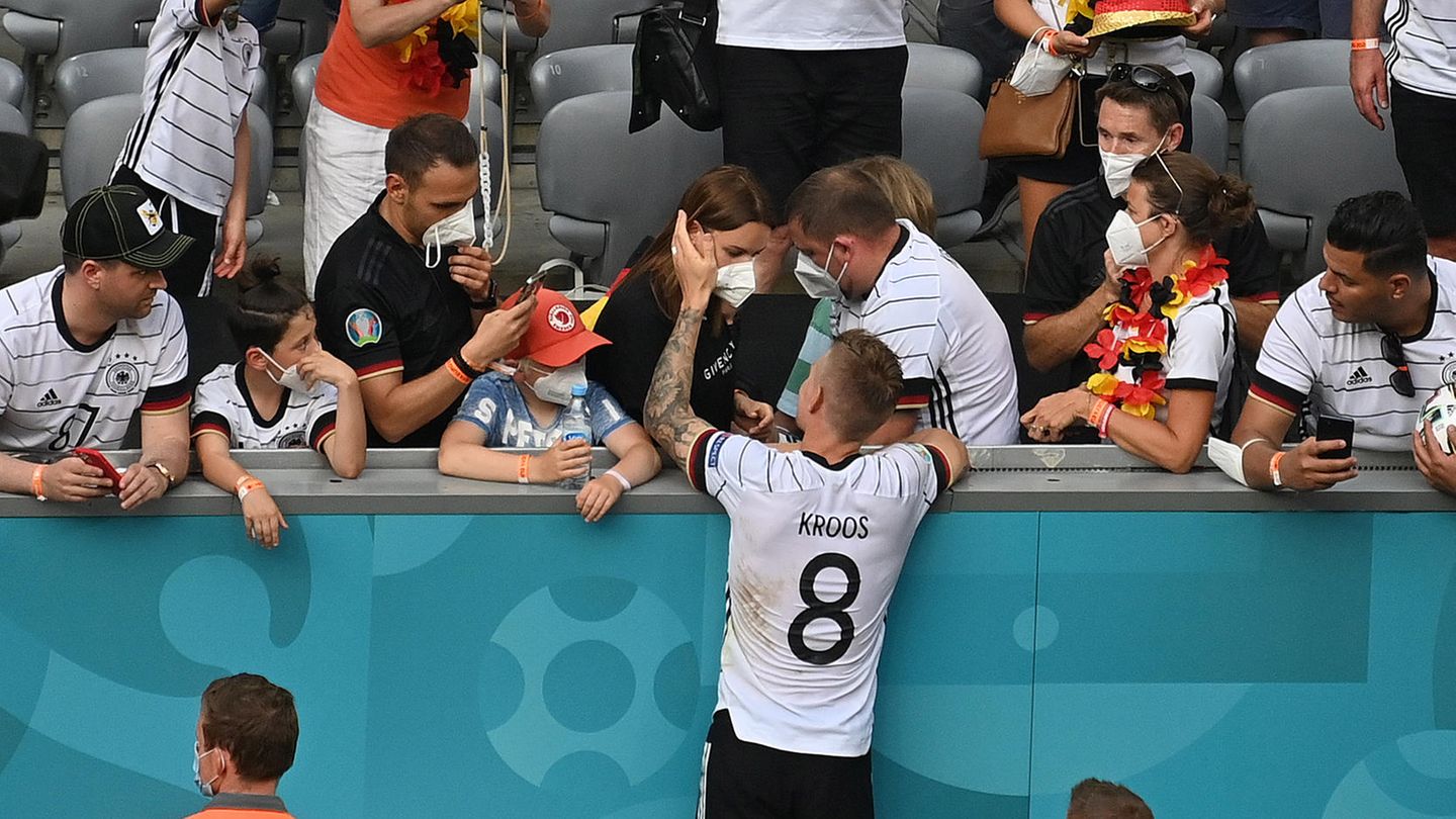 Toni Kroos nach dem Spiel gegen Portugal im Dialog mit seiner Frau Jessica