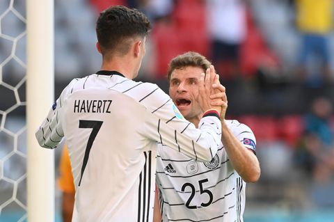 Kai Havertz und Thomas Müller jubeln
