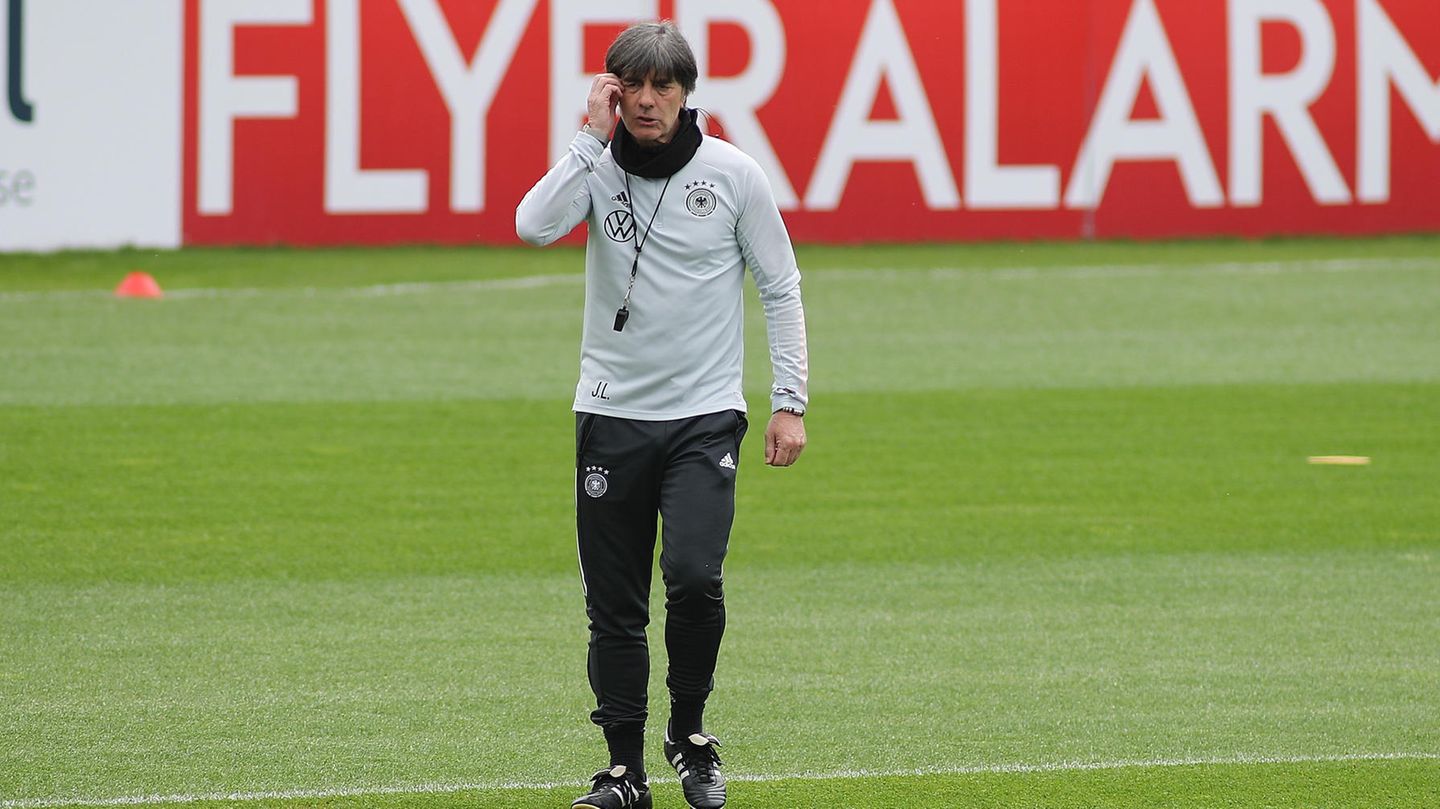 Joachim Löw steht nachdenklich auf dem Platz