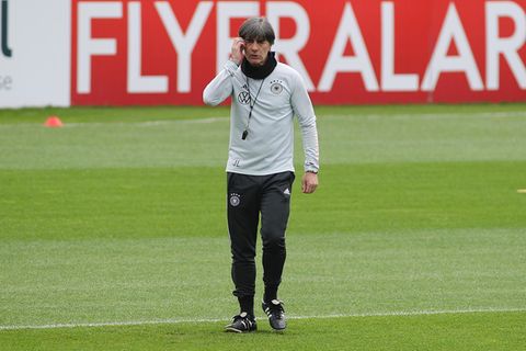 Joachim Löw steht nachdenklich auf dem Platz