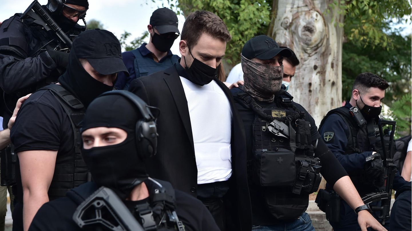 Babis A. wird von der Polizei bewacht und geschützt.