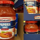 Die Firma Homann hat ihre Saucen überarbeitet – aus der nicht mehr zeitgemäßen Bezeichnung "Zigeuner Sauce" wurde die "Paprika Sauce Balkan-Art". Leider nicht die einzige Änderung: Denn seit dem Relaunch sind nur noch 400 statt 500 Milliliter in der Packung - bei gleichzeitig steigendem Preis. So ist der Preis je ml etwa bei Kaufland in Hamburg um 88 Prozent gestiegen, errechnet die Verbraucherzentrale Hamburg. Ähnliche Preisaufschläge soll es nach ihren Recherchen bei Edeka, Netto und anderen Kaufland-Filialen geben. Einen Grund nannte Homann den Verbraucherschützern auf Anfrage nicht. Der Geschmack der Sauce hat sich laut Hersteller nicht geändert. Die neue Rezeptur verzichtet zwar auf den Süßstoff Natriumsaccharin, dafür ist mehr Zucker drin. (Juni 2021)