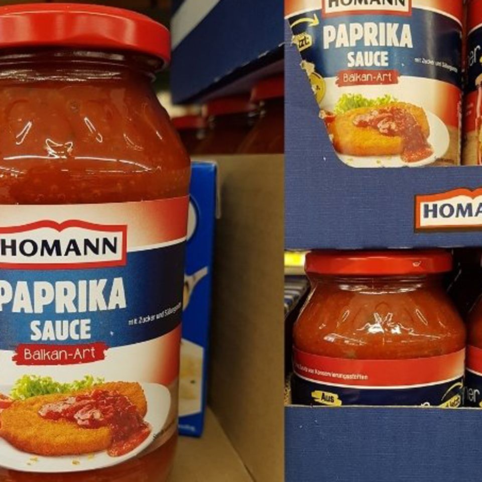 Die Firma Homann hat ihre Saucen überarbeitet – aus der nicht mehr zeitgemäßen Bezeichnung "Zigeuner Sauce" wurde die "Paprika Sauce Balkan-Art". Leider nicht die einzige Änderung: Denn seit dem Relaunch sind nur noch 400 statt 500 Milliliter in der Packung - bei gleichzeitig steigendem Preis. So ist der Preis je ml etwa bei Kaufland in Hamburg um 88 Prozent gestiegen, errechnet die Verbraucherzentrale Hamburg. Ähnliche Preisaufschläge soll es nach ihren Recherchen bei Edeka, Netto und anderen Kaufland-Filialen geben. Einen Grund nannte Homann den Verbraucherschützern auf Anfrage nicht. Der Geschmack der Sauce hat sich laut Hersteller nicht geändert. Die neue Rezeptur verzichtet zwar auf den Süßstoff Natriumsaccharin, dafür ist mehr Zucker drin. (Juni 2021)