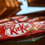 Süßwarenkonzern Nestlé hat eine ganze Reihe versteckter Preiserhöhungen vorgenommen. Sechs Produkte der Marken Kitkat, Lion und Smarties sind laut Verbraucherzentrale Hamburg durch Füllmengenreduzierungen teurer geworden - um 12 bis 25 Prozent. Nestlé erklärt dazu: "Mit dieser Anpassung reagieren wir auf gestiegene Kosten in den letzten Jahren. Beispielsweise investieren wir in unsere Produktionsanlagen – etwa um die Waffelqualität bei KitKat weiter zu erhöhen." (Mai 2021)