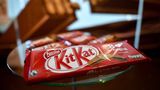 Süßwarenkonzern Nestlé hat eine ganze Reihe versteckter Preiserhöhungen vorgenommen. Sechs Produkte der Marken Kitkat, Lion und Smarties sind laut Verbraucherzentrale Hamburg durch Füllmengenreduzierungen teurer geworden - um 12 bis 25 Prozent. Nestlé erklärt dazu: "Mit dieser Anpassung reagieren wir auf gestiegene Kosten in den letzten Jahren. Beispielsweise investieren wir in unsere Produktionsanlagen – etwa um die Waffelqualität bei KitKat weiter zu erhöhen." (Mai 2021)