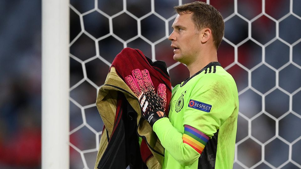 Deutschlands Torwart Manuel Neuer mit Regenbogen-Kapitänsbinde