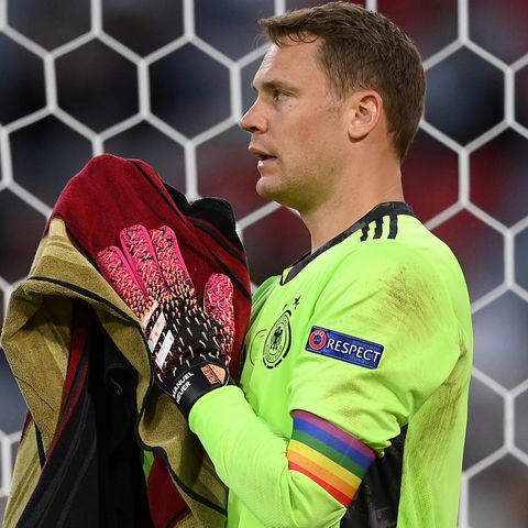 Deutschlands Torwart Manuel Neuer mit Regenbogen-Kapitänsbinde