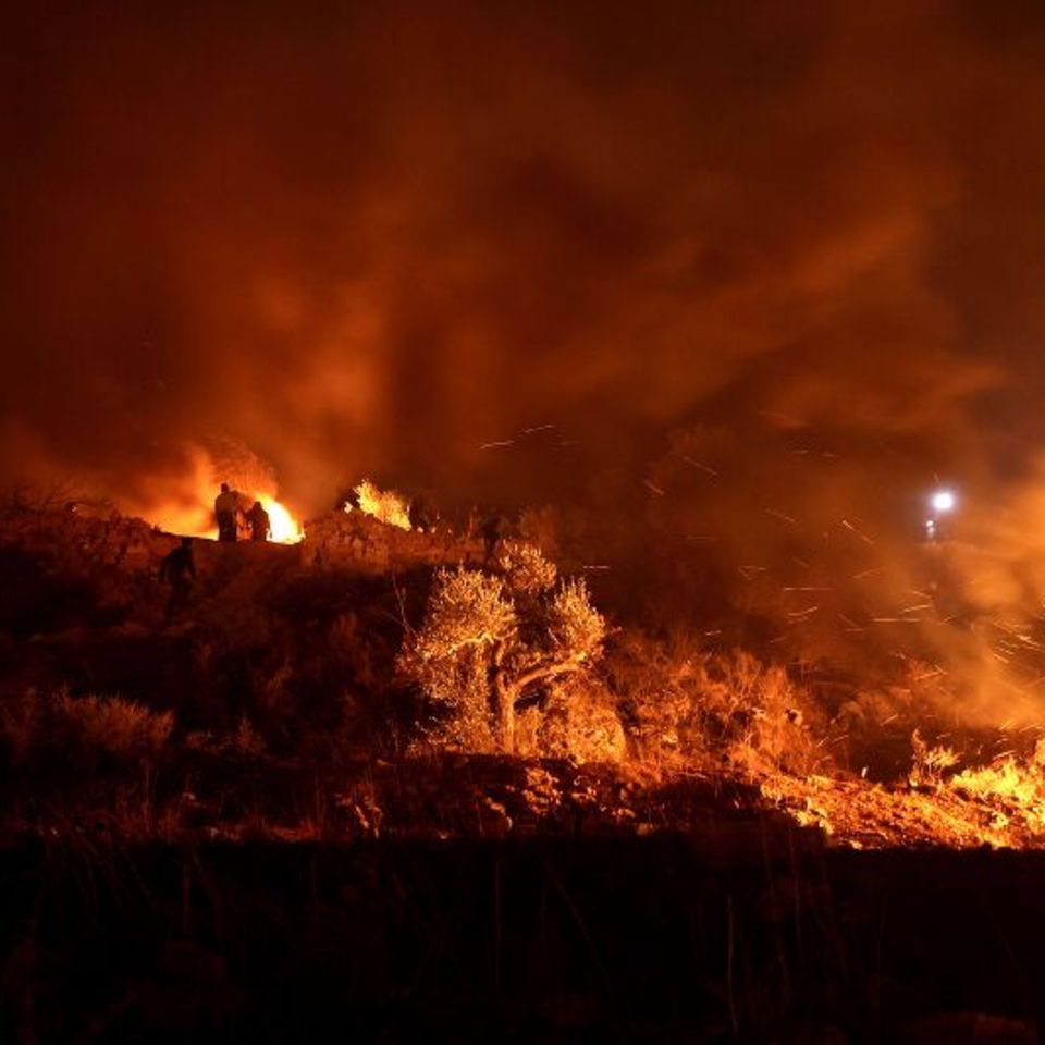 Nablus, Palästinensische Autonomiegebiete. Während einer nächtlichen Demonstration gegen den Ausbau einer jüdischen Siedlung auf dem Gebiet des Ortes Beita verbrennen Palästinenser nahe Nablus Reifen.