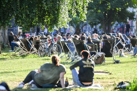 Corona-Variante Delta: Menschen in einem Berliner Park