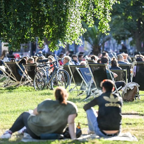 Corona-Variante Delta: Menschen in einem Berliner Park