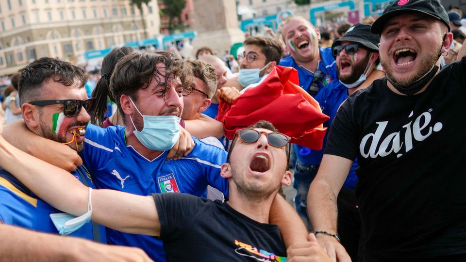 EM 2021: Italienische Fans EM 2021: Italienische Fans bejubeln ihr Team beim Public Viewing in Rom