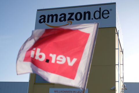 Verdi-Flagge vor einem Amazon Logistikzentrum in Leipzig
