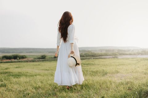 Frau in weißem Kleid