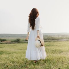 Frau in weißem Kleid