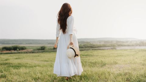 Frau in weißem Kleid