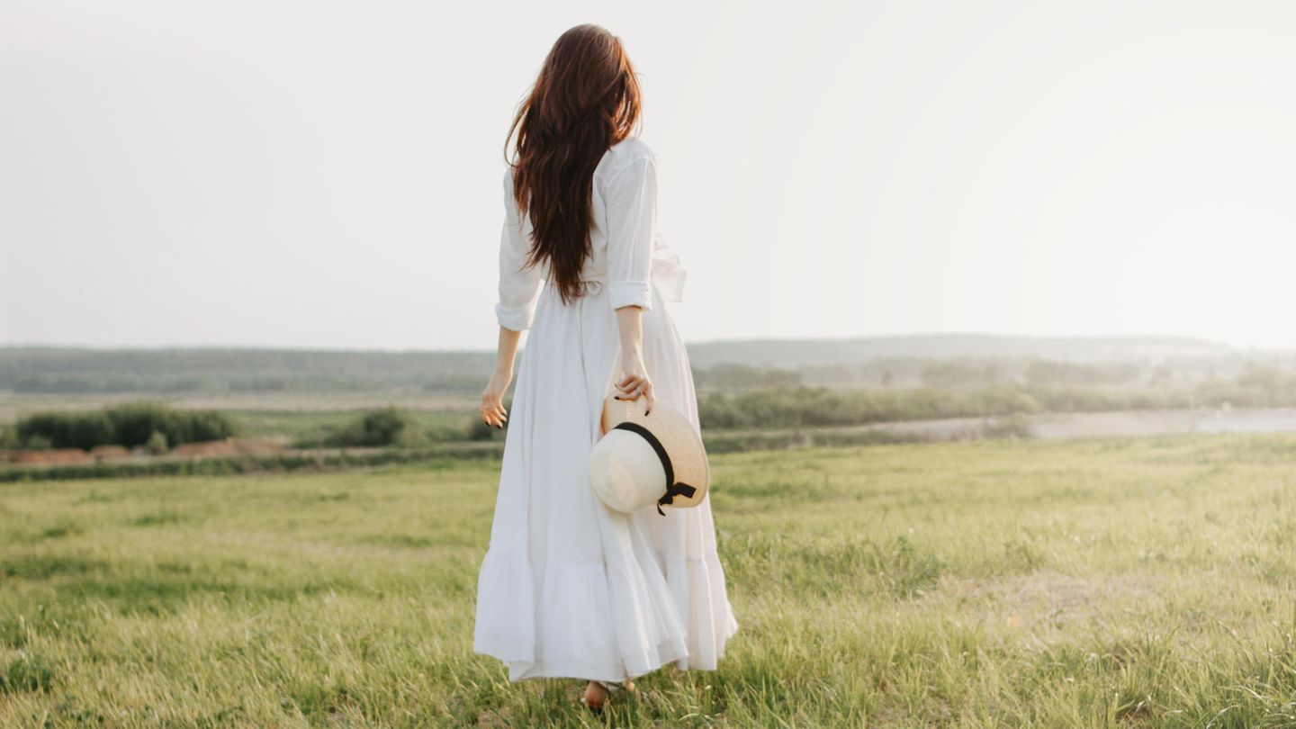 White dresses trends 2023: How to style them correctly
