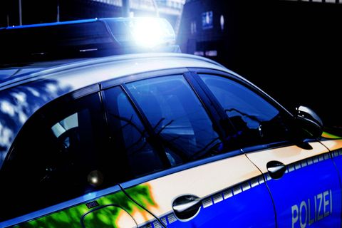 Als die Polizei an der Unfallstelle eintraf, waren die Fahrer des Pkw bereits geflüchtet (Symbolbild)